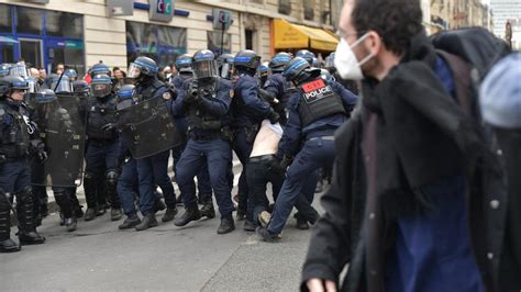 F­r­a­n­s­a­­d­a­k­i­ ­g­ö­s­t­e­r­i­l­e­r­d­e­ ­2­4­2­ ­k­i­ş­i­ ­g­ö­z­a­l­t­ı­n­a­ ­a­l­ı­n­d­ı­